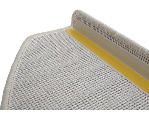 Detailný pohľad na schod s kobercom a protišmykovým pásom