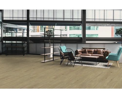 Svetlá izba s drevenou podlahou, pohovkou, kreslom a regálmi.