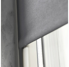 Čiastočne stiahnutá roleta