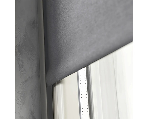 Čiastočne stiahnutá roleta