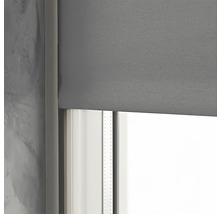 Sivá roleta pred oknom