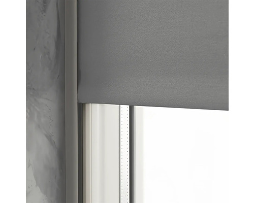 Sivá roleta pred oknom