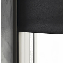 Čierna roleta v okne na zatemnenie.