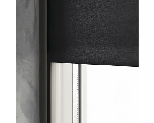 Čierna roleta v okne na zatemnenie.