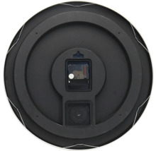 Zadná strana nástenných hodín so strojčekom a systémom zavesenia