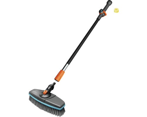 Čistiaca kefa Gardena s násadou na čistenie povrchov