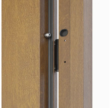 Detail drevených dverí so zámkom a kovaním