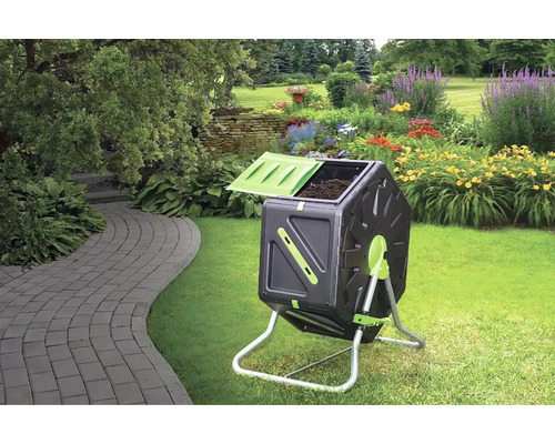 Otočný kompostér v záhrade s kvetinovým záhonom