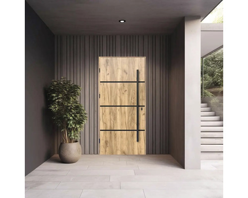 Vstupný priestor s drevenými dverami s tromi čiernymi vodorovnými čiarami a dlhou čiernou kľučkou