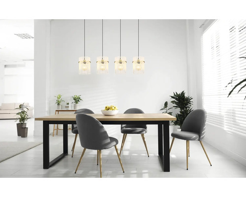 Jedáleň s jedálenským stolom, stoličkami a štyrmi závesnými svietidlami