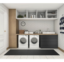 Práčovňa s práčkami, skriňami a úložnými priestormi.