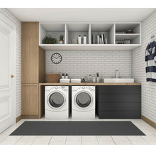 Svetlá práčovňa s dvoma práčkami, úložnými priestormi a sivým kobercom