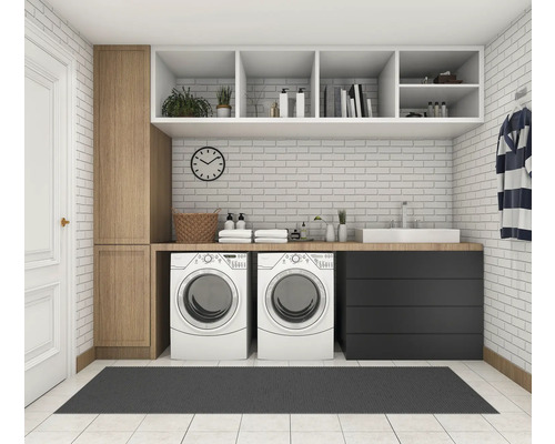 Univerzálna protišmyková podložka sivá 65x180 cm Svetlá práčovňa s dvoma práčkami, úložnými priestormi a sivým kobercom