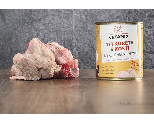 Konzerva pre psov a mačky VETAMIX 1/4 kurčaťa 850 g Konzerva Vetamix psie krmivo s kuracím mäsom a kosťami vedľa čerstvého kuracieho mäsa