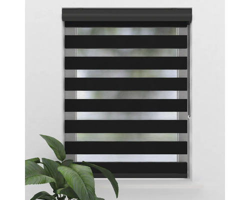 Okno s čiernou dvojitou roletou na reguláciu svetla.