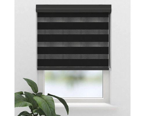 Okno s čiernou dvojitou roletou na reguláciu svetla