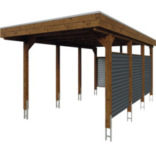 Drevený carport s bočnou stenou z oceľového plechu