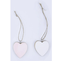 Dva drevené prívesky v tvare srdca so šnúrkou