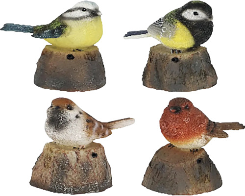 Štyri ozdobné záhradné vtáky na pňoch stromov