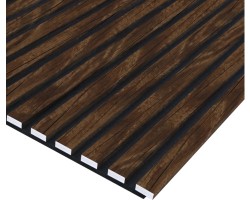 Drevené panely s lamelovým vzhľadom na dekoráciu stien