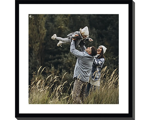 Samolepiaci rámček Miniobraz z vlastnej fotografie čierny rám s paspartou 21x21 cm Zarámovaná rodinná fotografia s rodičmi a dieťaťom v prírode
