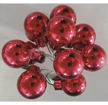 Dekoratívne červené vianočné gule na aranžmáne