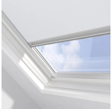 Detail strešného okna s výhľadom na modrú oblohu.