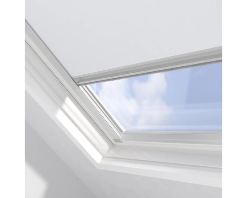 Detail strešného okna s výhľadom na modrú oblohu.