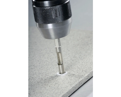 Vŕtačka vŕta otvor do dlaždice pomocou vrtáka do dlaždíc