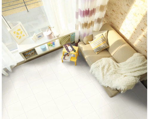 Svetlá obývacia izba s bielou dlažbou, pohovkou a dekoráciami