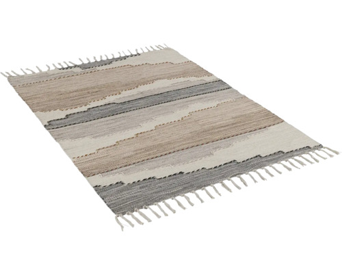 Koberec s pruhovaným vzorom a strapcami