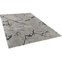 Sivý koberec s abstraktným vzorom