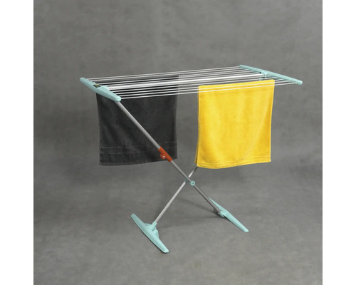 Sušiak na bielizeň so zavesenými uterákmi