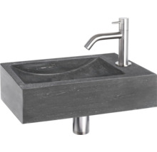 Umývadlo z kameňa s vodovodnou batériou