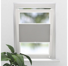 Okno so sivou plisovanou roletou