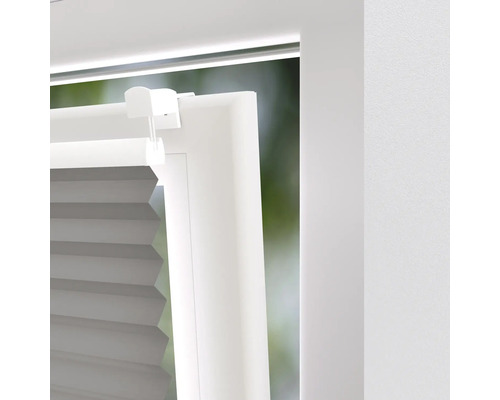 Detailný pohľad na skladanú žalúziu na okne