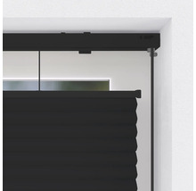 Detail čierneho plisovaného tienenia na okne