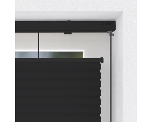 Detail čierneho plisovaného tienenia na okne