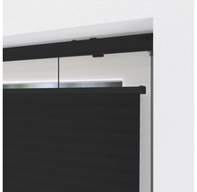 Detailný pohľad na čierne skladané žalúzie na okne