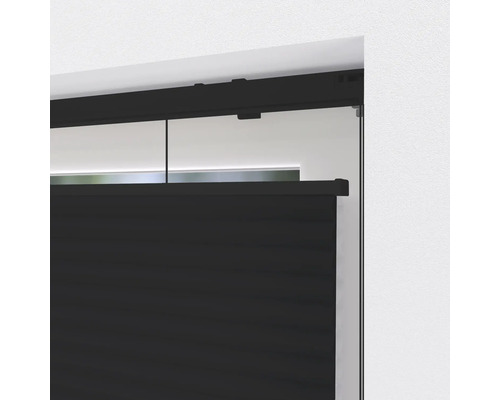 Detailný pohľad na čierne skladané žalúzie na okne