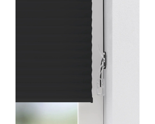 Čierna plisovaná roleta na okne