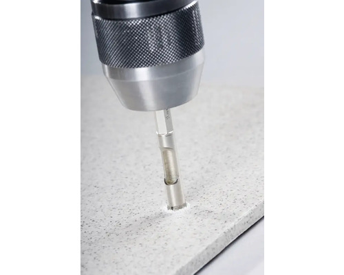 Diamantový vrták vŕta otvor do dlaždice