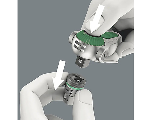 Zobrazenie ruky spájajúcej račňu Wera s nástrčným kľúčom Wera, pričom šípky označujú smer pripojenia.