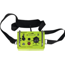 Žltá riadiaca jednotka s popruhom na nosenie, reguláciou rýchlosti, výstražnou pákou a riadiacou pákou.