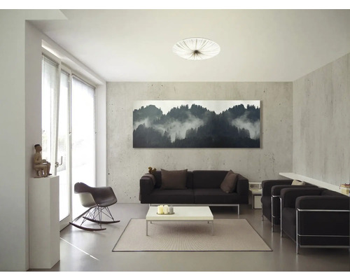 Obývacia izba s pohovkou, kreslami, stolom a dekoráciou