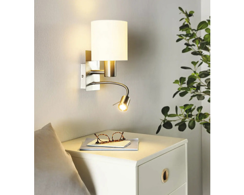 Nástenná lampa s látkovým tienidlom a flexibilným ramenom na čítanie nad nočným stolíkom
