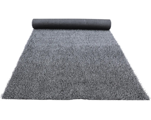 Sivý umelý trávnik čiastočne zrolovaný.