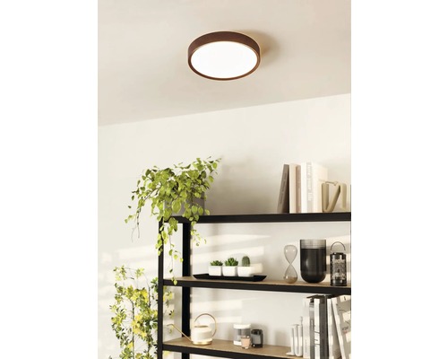 Stropné svietidlo s okrúhlym tienidlom na strope nad policou