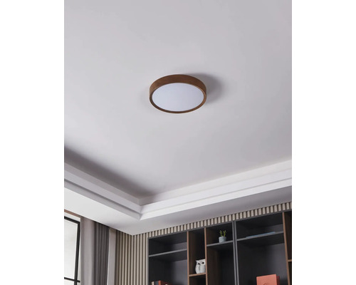 Okrúhle stropné svietidlo s dreveným rámom