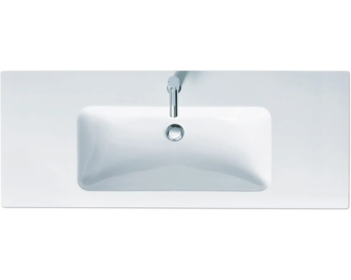 Pohľad zhora na umývadlo s vodovodnou batériou